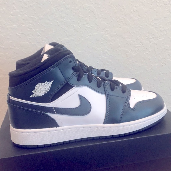 🖤🤍NIKE AIR JORDAN 1 MID GS SNEAKERS🤍🖤 - Picture 2 of 11